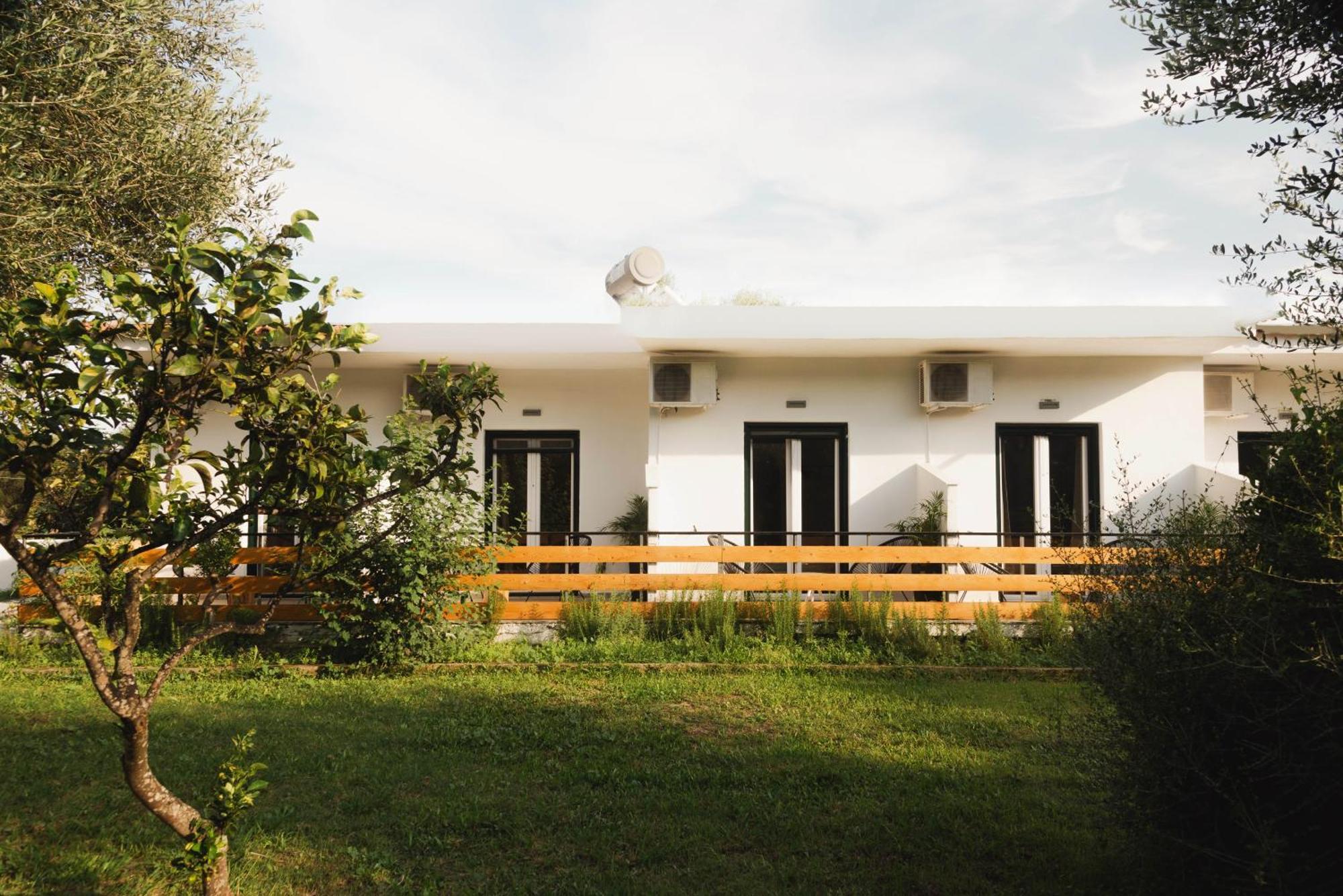 Olive Grove Suites Boutique Hotel Moraitika Exteriör bild